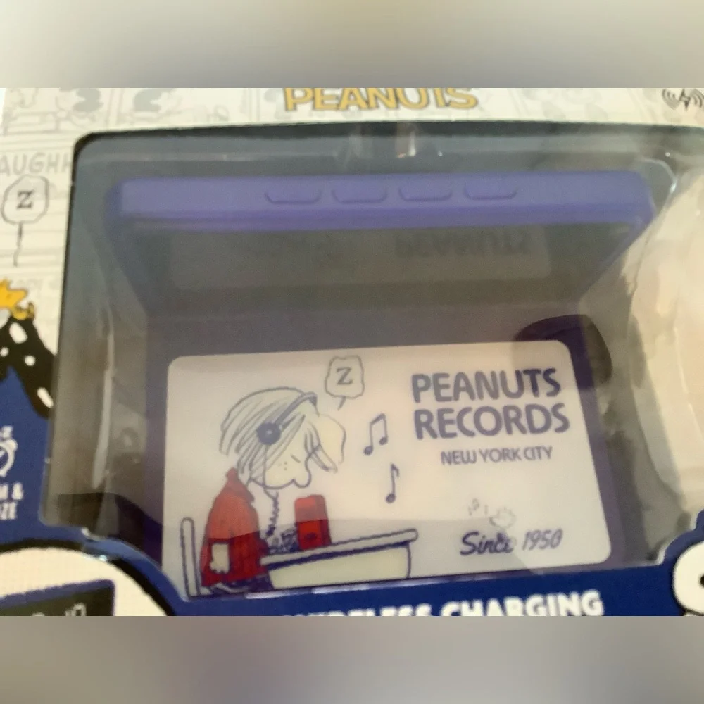 NIB Peanuts Snoopy wireless Phone Charging Dock Alarm Clock, Urban Outfitters